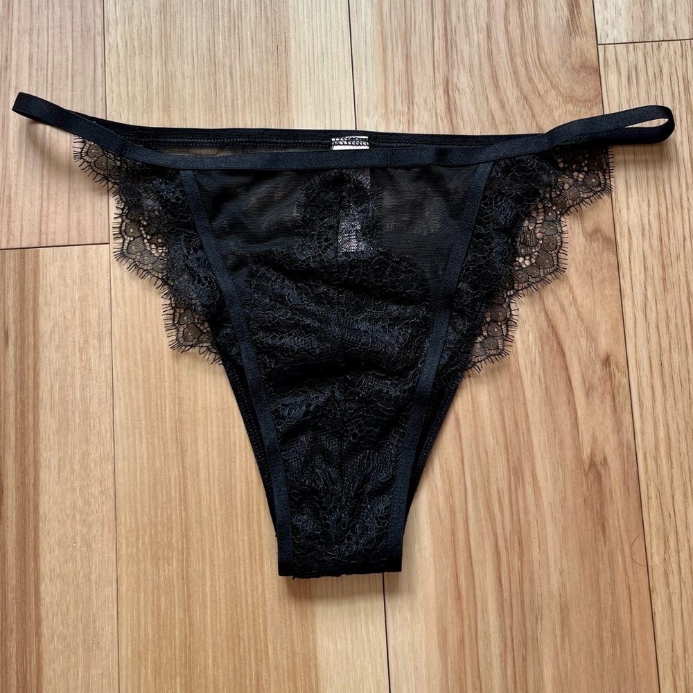 NWOT Victoria Secret Black Itsy/Mini Lace Panty Size Medium